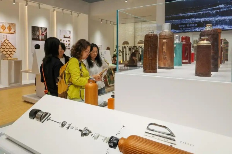 5月13日,游客正在参观竹工艺品。邱汝泉 摄
