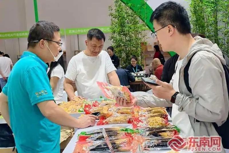 游客在购买笋产品。记者 张梦媛 摄