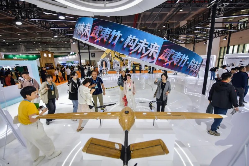 图为龙竹科技集团展出的高比例竹基倾转旋翼无人机。记者 朱宇 摄