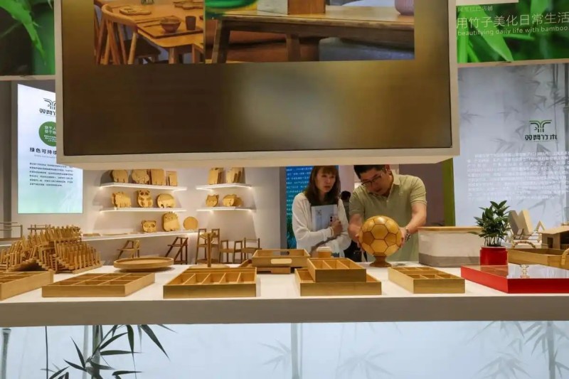 5月13日,参观者在竹博会上选购竹产品。邱汝泉 摄