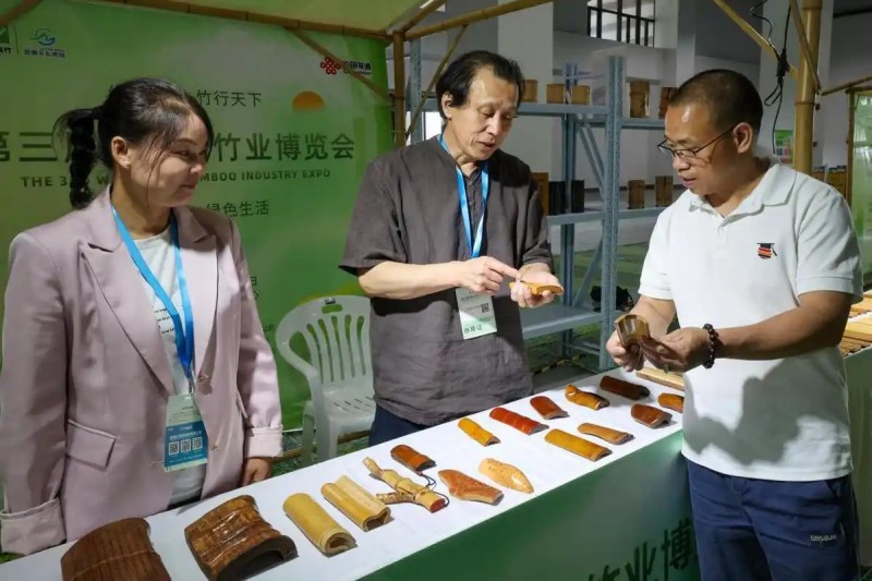 5月13日,游客正在参观竹工艺品。邱汝泉 摄