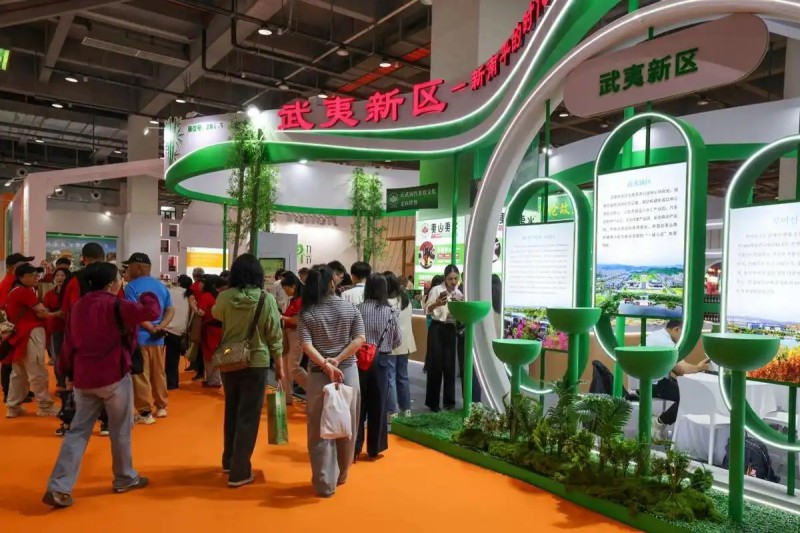 5月13日,人们在第三届中国(武夷山)竹业博览会上选购竹产品。邱汝泉 摄