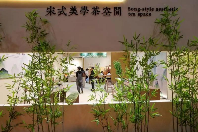 5月13日,参观者在竹博会上选购竹产品。邱汝泉 摄