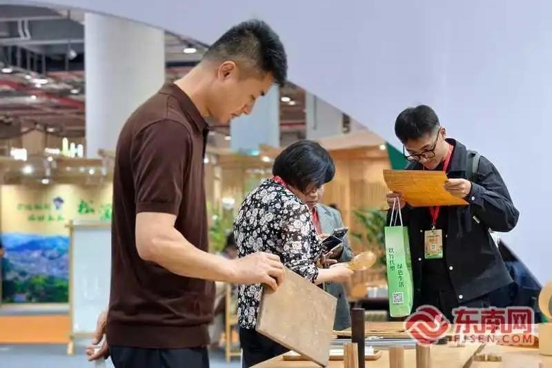 游客正在参观竹工艺品。记者 张梦媛 摄