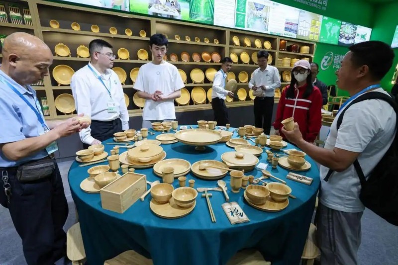 5月13日,游客正在参观竹工艺品。邱汝泉 摄