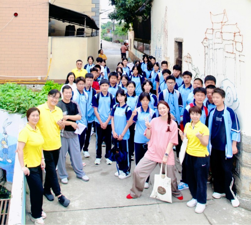 张德暐、陈静怡、洪巧娟、杨琤茂四位台青在厦门海沧城中村里写下“融合样本”。