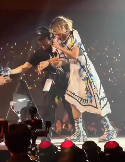 孙燕姿演唱会中突发不适，坚持唱完歌后移动困难，多名工作人员冲上台搀扶