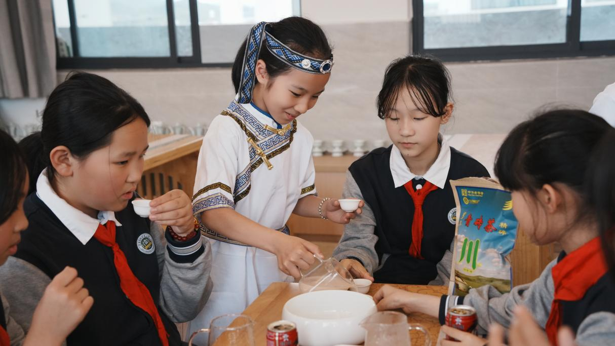 茶行万里变身蒙古奶茶 香飘武院附小茶艺课堂