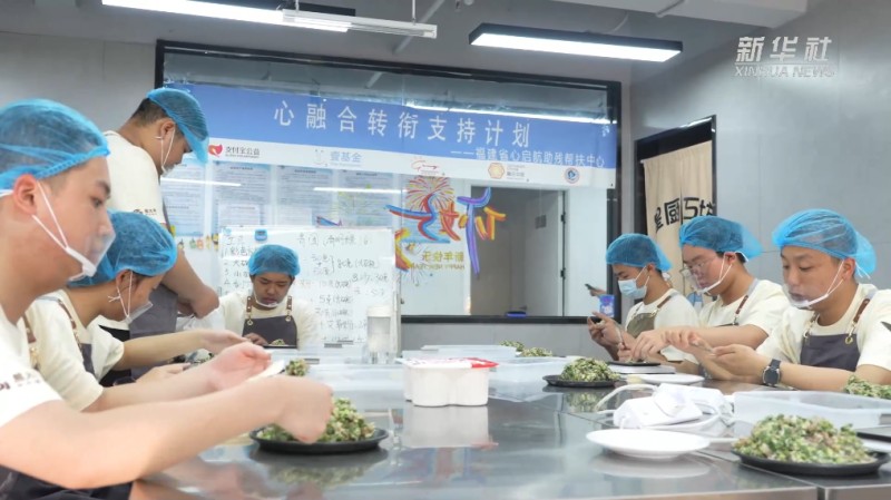 饺子店有22个孤独症青年员工，他们重拾信心、融入社会、不断成长，勇敢绽放属于自己的光芒。新华社发