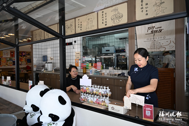 张秀丽（右）在整理店内用品。记者 池远 摄