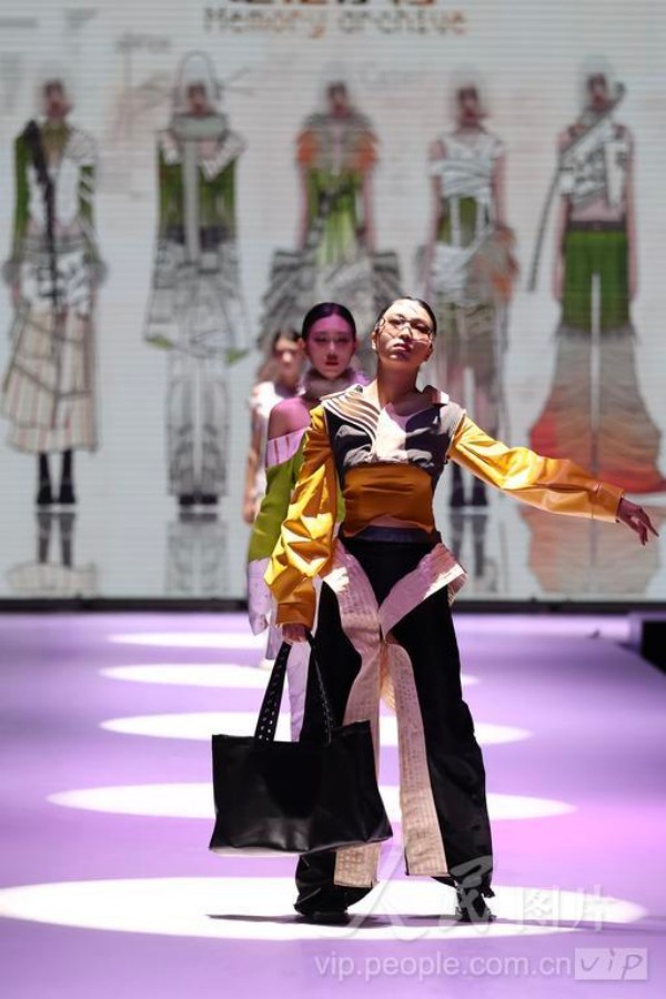 福建师范大学旗山校区，模特正在展示服装设计作品。