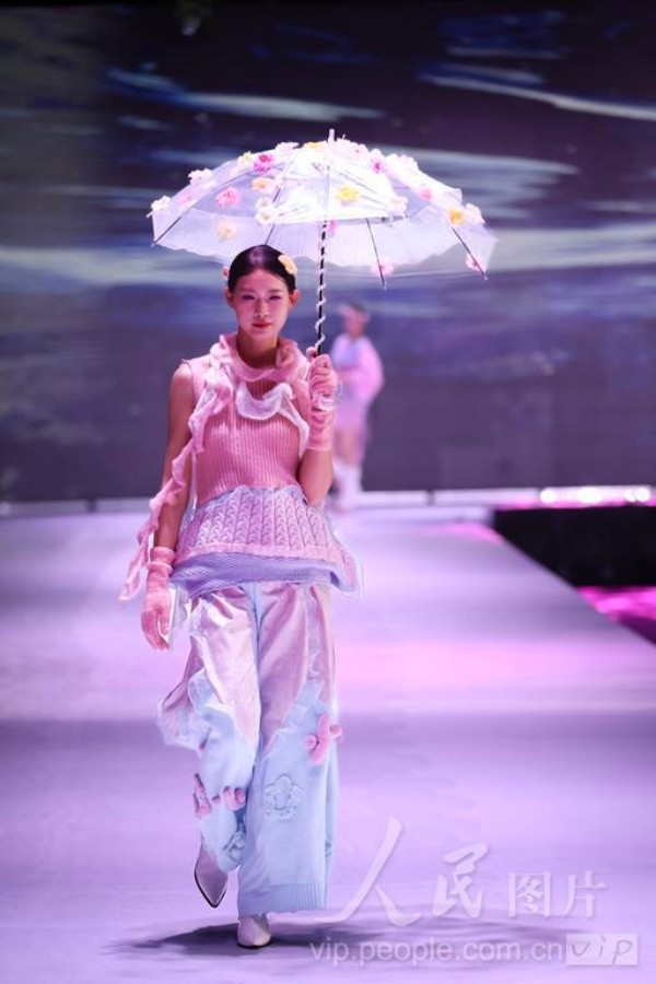福建师范大学旗山校区，模特正在展示服装设计作品。