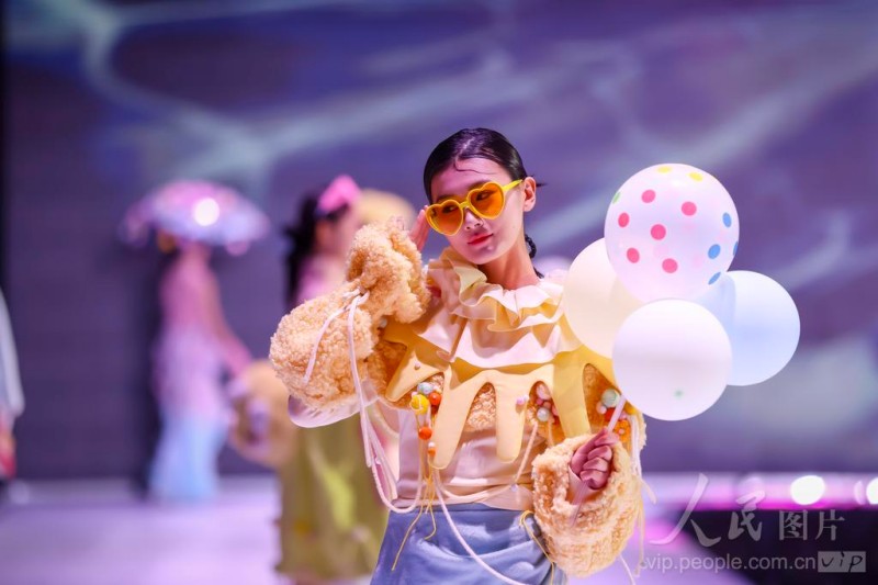 福建师范大学旗山校区，模特正在展示服装设计作品。
