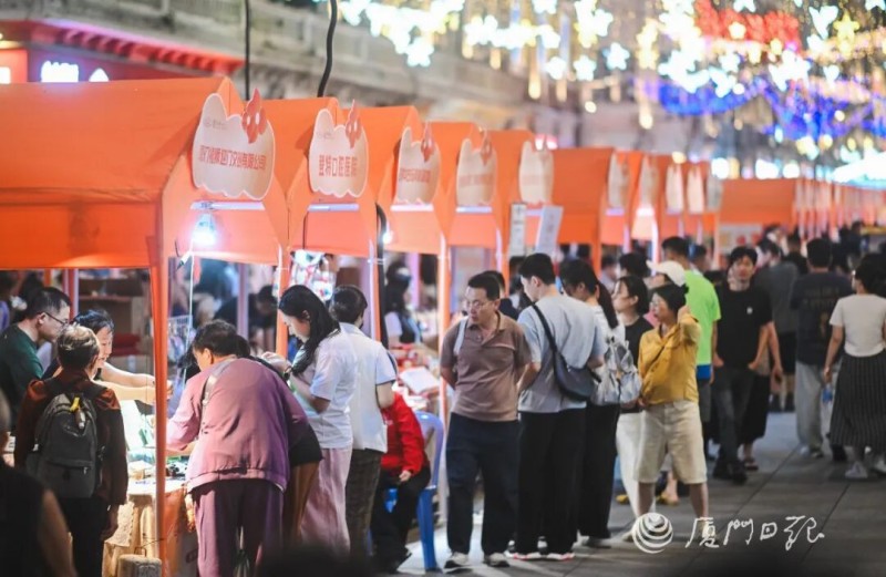 市民游客来到中山路沉浸式逛展。