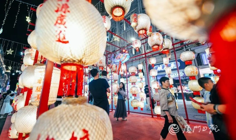 亮灯后的非遗鱼灯走廊拍照出片效果极佳。