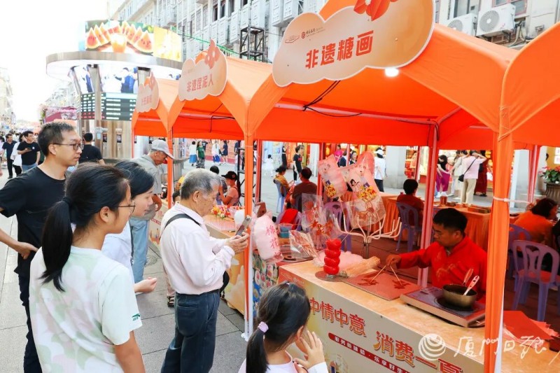 消费季成为品牌展示舞台和民生服务平台。图为消费者在逛展。