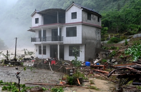 湖北宣恩突降暴雨 当地深夜转移数百群众