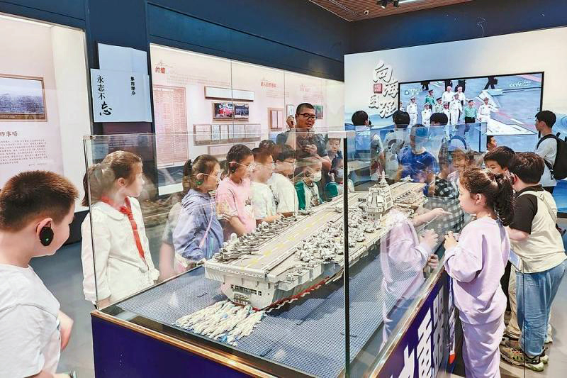 图为船政学堂举办5·18国际博物馆日研学活动，孩子们在观展。记者 张文奎 摄
