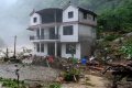 湖北宣恩突降暴雨致多处房屋被淹 当地深夜转移数百群众