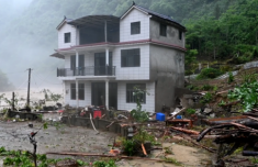 湖北宣恩突降暴雨致多处房屋被淹 当地深夜转移数百群众