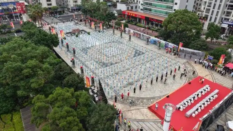 5月19日，2026年全国老年人太极拳健身大联动主会场活动在福建省大田县岩城文化广场拉开帷幕。主办方供图