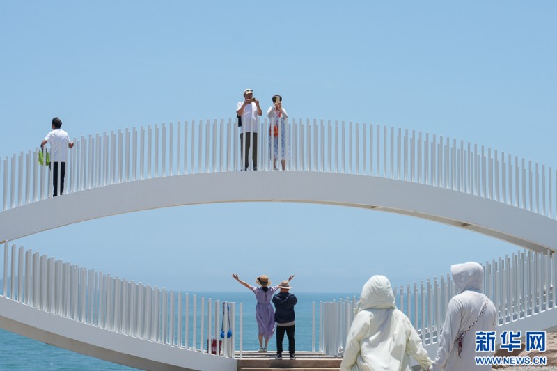 这是平潭“68海里”景区，游客在“海峡之眼”拍照打卡（5月19日摄）。新华网 肖和勇 摄