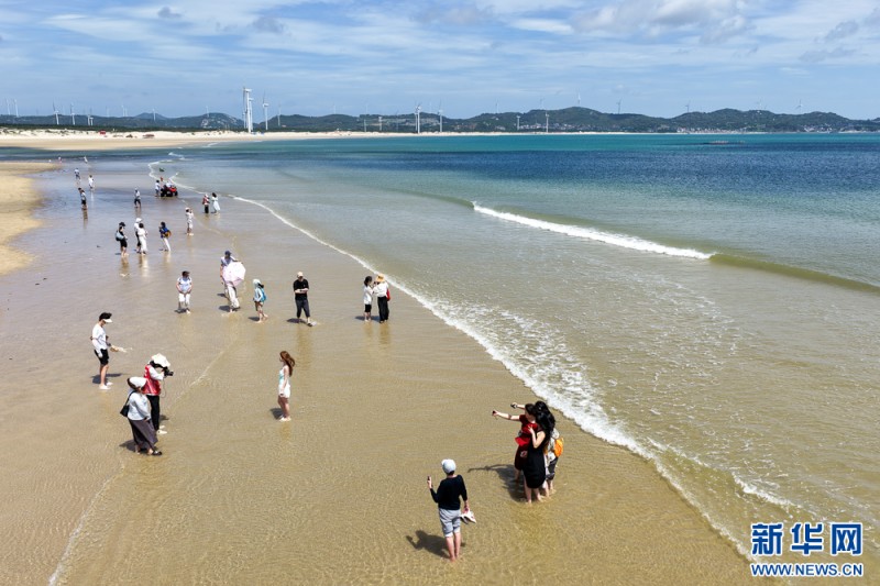 这是平潭长江澳沙滩，海水清澈，吸引许多游客前来游览（5月20日摄，无人机照片）。新华网 肖和勇 摄