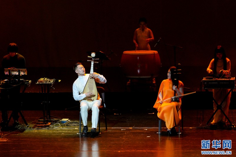 5月18日晚，平潭国际演艺中心，国乐电子融合音乐会《穿越·山海经》演出现场，艺术家在演奏曲目。新华网 肖和勇 摄
