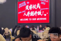新人办极简婚礼自己主持不收份子钱：很社恐，不想太累，省钱去旅游