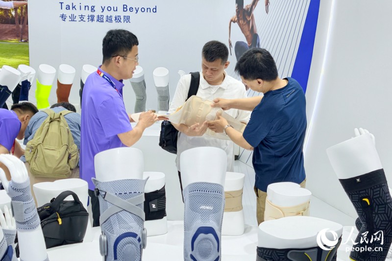 展商向专业观众讲解产品。人民网记者 陈博 摄