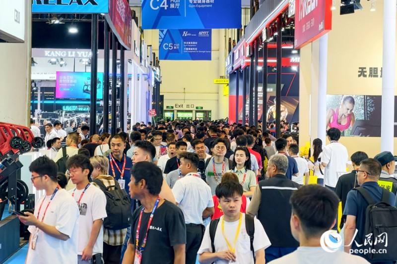 展会现场人声鼎沸，热闹非凡。人民网记者 陈博 摄