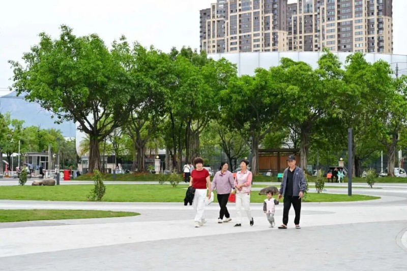 群众在公园内休闲放松