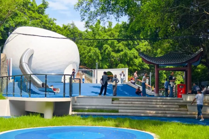 群众在公园内休闲放松