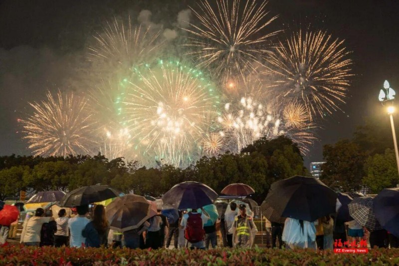 5月21日晚，2026年中国福州国际招商月暨第二十八届海峡两岸经贸交易会焰火秀活动在福州闽江沿岸精彩上演。