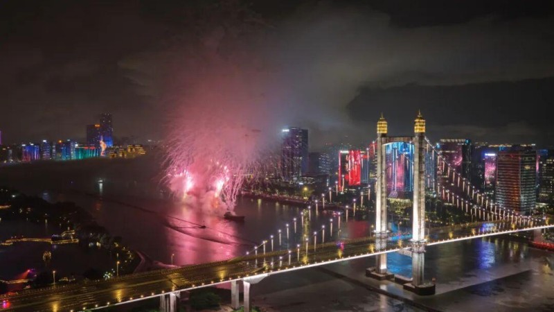 5月21日晚，2026年中国福州国际招商月暨第二十八届海峡两岸经贸交易会焰火秀活动在福州闽江沿岸精彩上演。