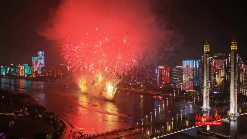 5月21日晚，2026年中国福州国际招商月暨第二十八届海峡两岸经贸交易会焰火秀活动在福州闽江沿岸精彩上演。