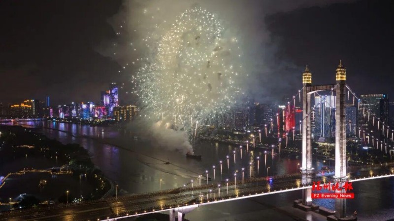 5月21日晚，2026年中国福州国际招商月暨第二十八届海峡两岸经贸交易会焰火秀活动在福州闽江沿岸精彩上演。