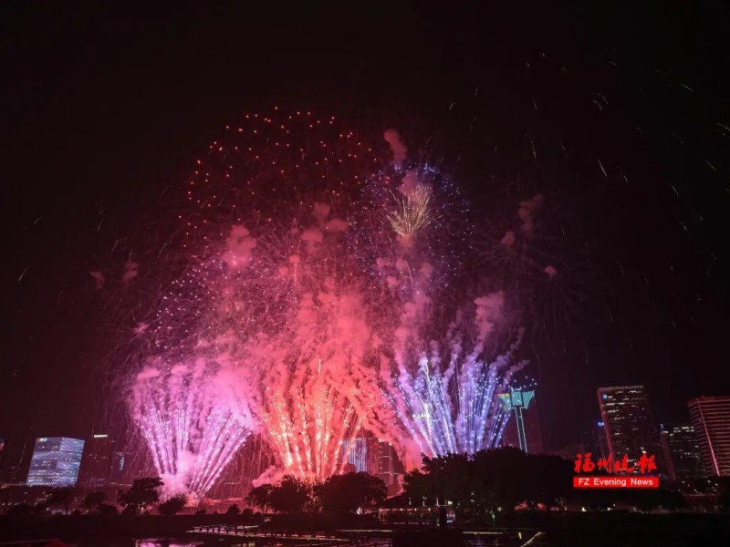 5月21日晚，2026年中国福州国际招商月暨第二十八届海峡两岸经贸交易会焰火秀活动在福州闽江沿岸精彩上演。