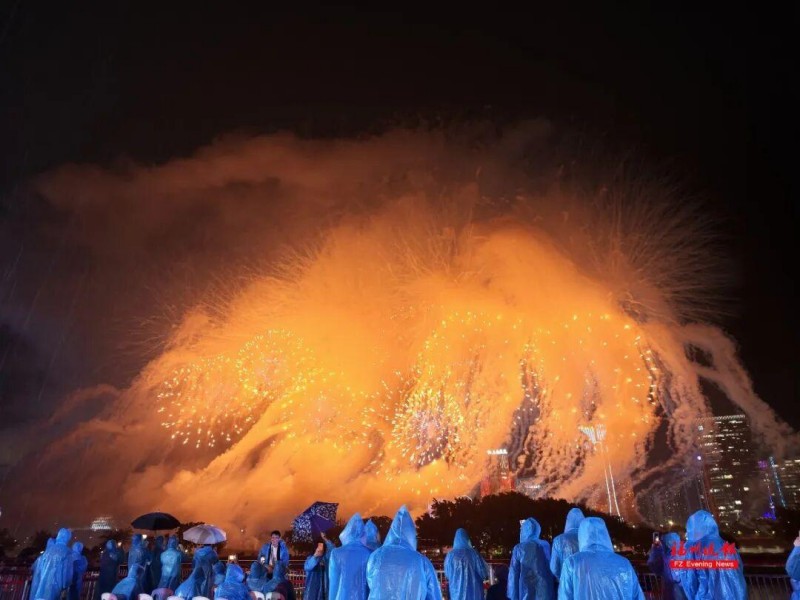 5月21日晚，2026年中国福州国际招商月暨第二十八届海峡两岸经贸交易会焰火秀活动在福州闽江沿岸精彩上演。