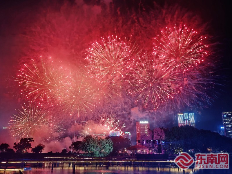 5月21日晚，2026年中国福州国际招商月暨第二十八届海峡两岸经贸交易会焰火秀活动在福州闽江沿岸精彩上演。