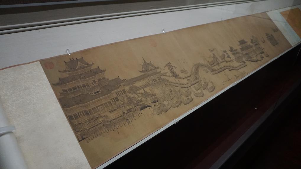 这是5月21日在台北故宫博物院&ldquo;独骚－楚辞文化意象与龙舟&rdquo;特展上拍摄的元代王振鹏《宝津竞渡图》。新华社记者褚萌萌摄