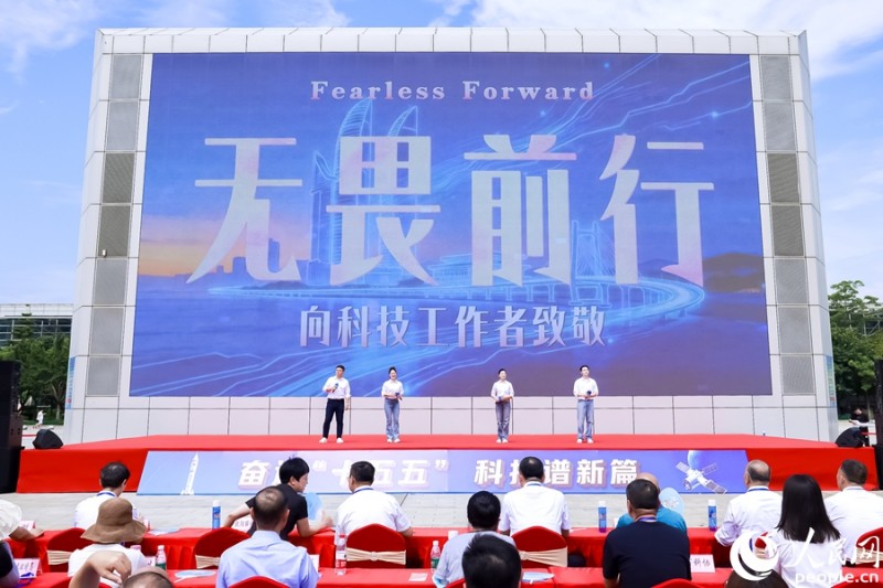 科技工作者现场演唱。人民网记者 陈博 摄