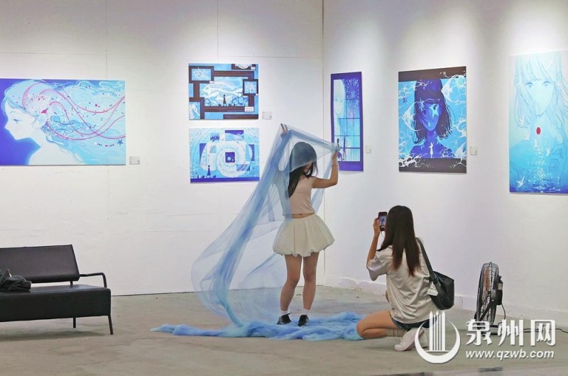 被蓝色包裹的艺术展馆