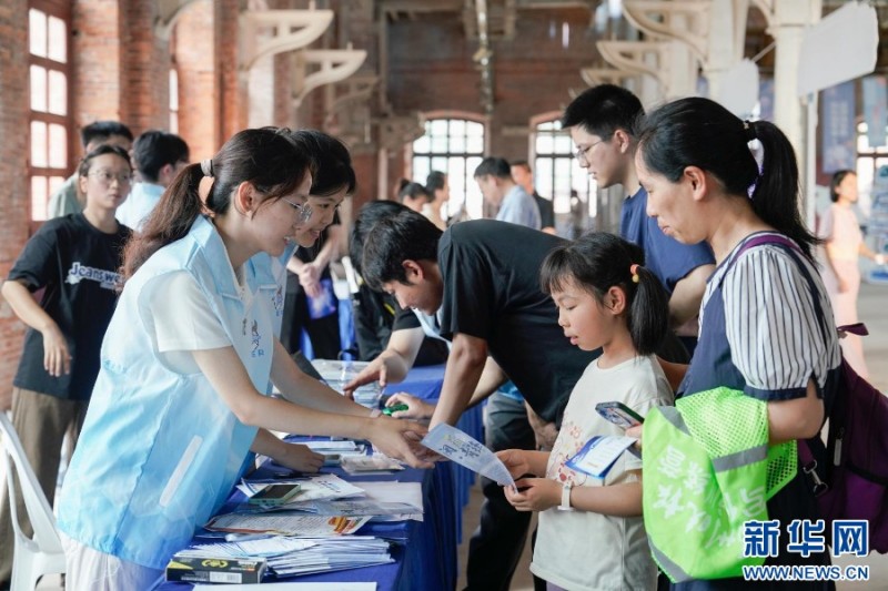 市民游客在体验区参与科普互动小游戏。新华网 蒋巧玲 摄