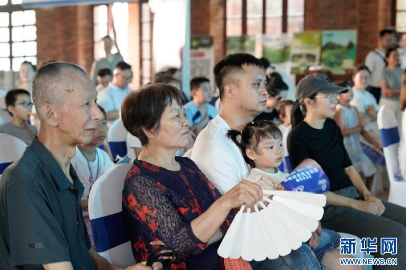 市民群众在现场观看科普秀。新华网 蒋巧玲 摄