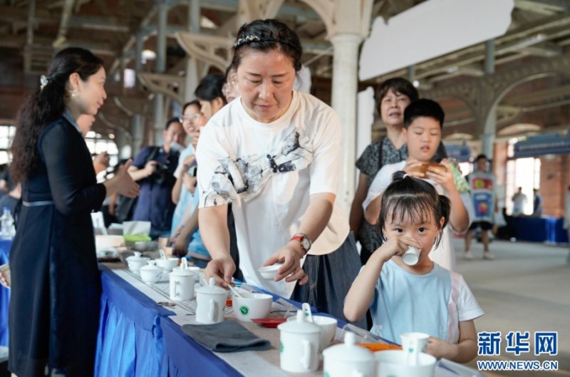 市民群众在互动体验区品茶。新华网 蒋巧玲 摄