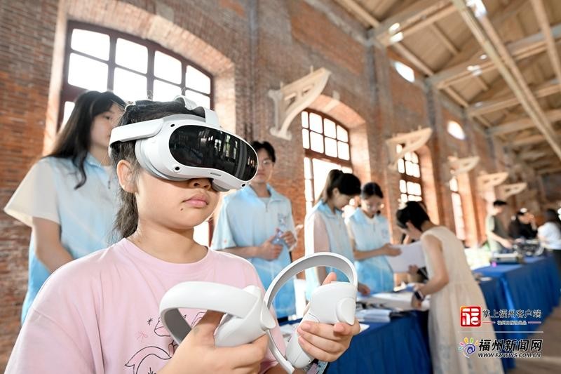 小朋友体验VR游戏。福州日报记者 石美祥 摄