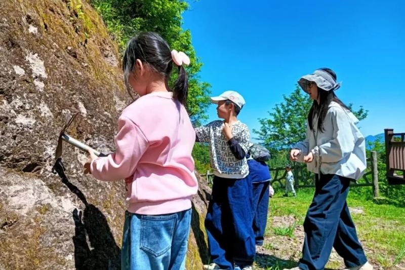火山口寻宝：让孩子当“小小考古学家”，在火山岩间翻找亿万年前的痕迹，比背十遍课本管用，边玩边把自然地质课上了。