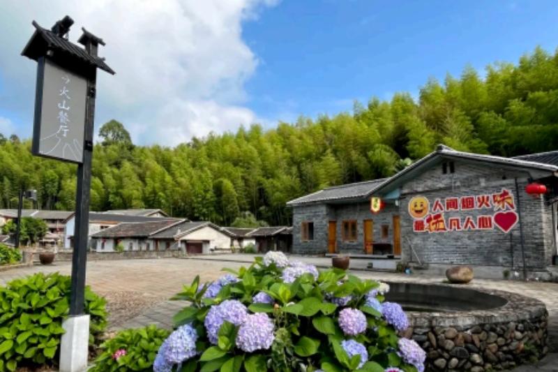 火山餐厅有地道农家土鸡和山里土菜打底。