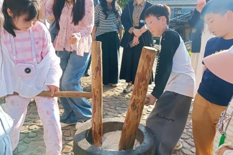 来翠竹洋打糍粑是要体验一把的，糯米捶打出来的香气直接往鼻子里钻。
